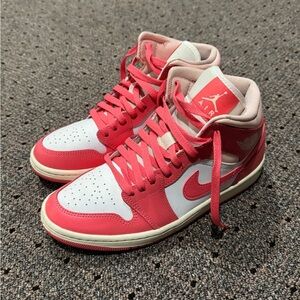 Air Jordan 1 Mid "Strawberries & Cream"